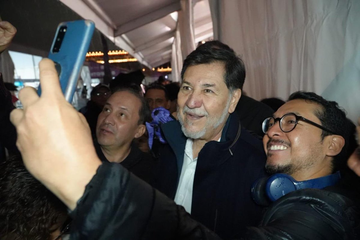 fernandeznorona's tweet photo. Ayer, cayó un diluvio al término de la charla en la feria del libro del Zócalo. https://t.co/euIInwhKdb