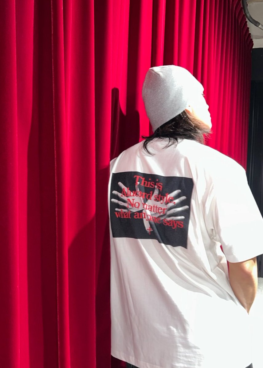 alucard_show's tweet photo. † ────────────── †
✟ 𝐆𝐎𝐎𝐃𝐒 𝐈𝐍𝐓𝐑𝐎𝐃𝐔𝐂𝐓𝐈𝐎𝐍 ✟

　　　『Tシャツ』
† ────────────── †

演出・河原雅彦監修。
劇中にも登場するデザインが白と黒の2種のTシャツになり登場。

ぜひ身に纏い、劇場にお越しください―

#ALUCARDSHOW2026 https://t.co/4DVYBBG3YH