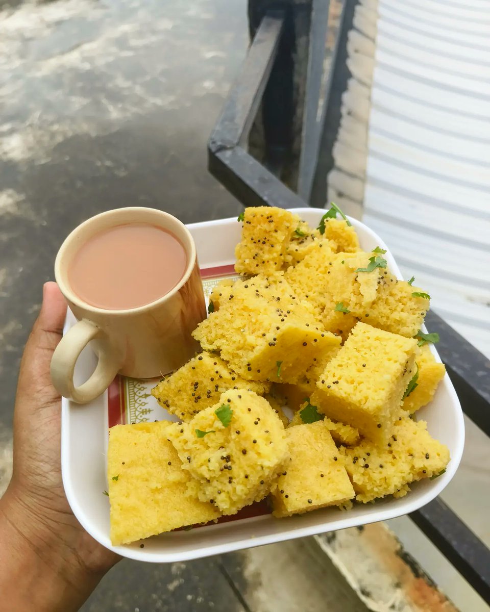 viralvelvets's tweet photo. Soft dhokla, garma-garam chai, and a peaceful morning… 

Who else would love to start their morning like this? 🥹🤤 https://t.co/kl3OeXrFAl
