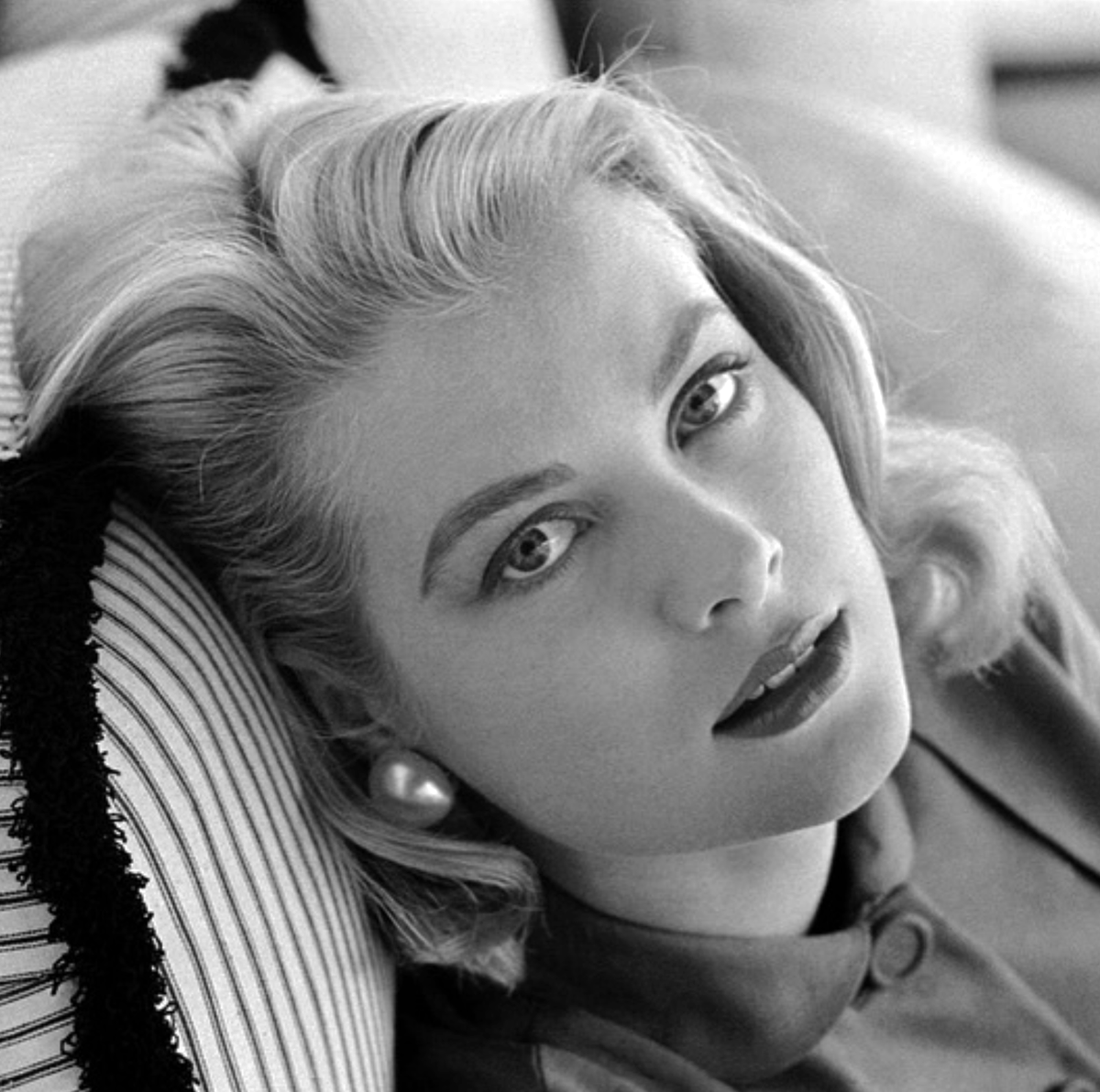 HGACinema's tweet photo. Grace Kelly photographed by her favourite photographer and close friend, Howell Conant, during her vacation in Montego Bay, Jamaica in 1955. https://t.co/mg8JM38wQw