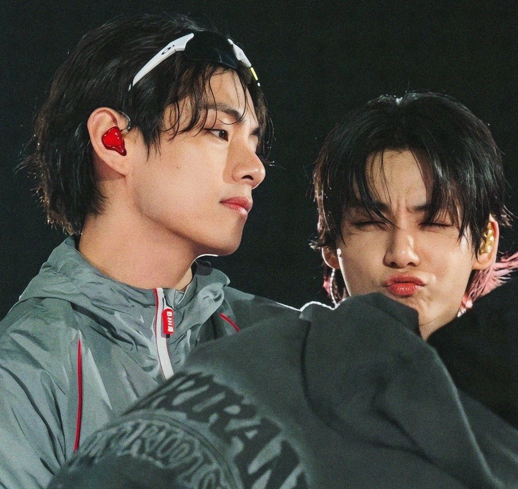 Jkthvva's tweet photo. OKAY JUNGKOOK!! WHAT THE ACTUAL HEL https://t.co/ty2DcmdHub