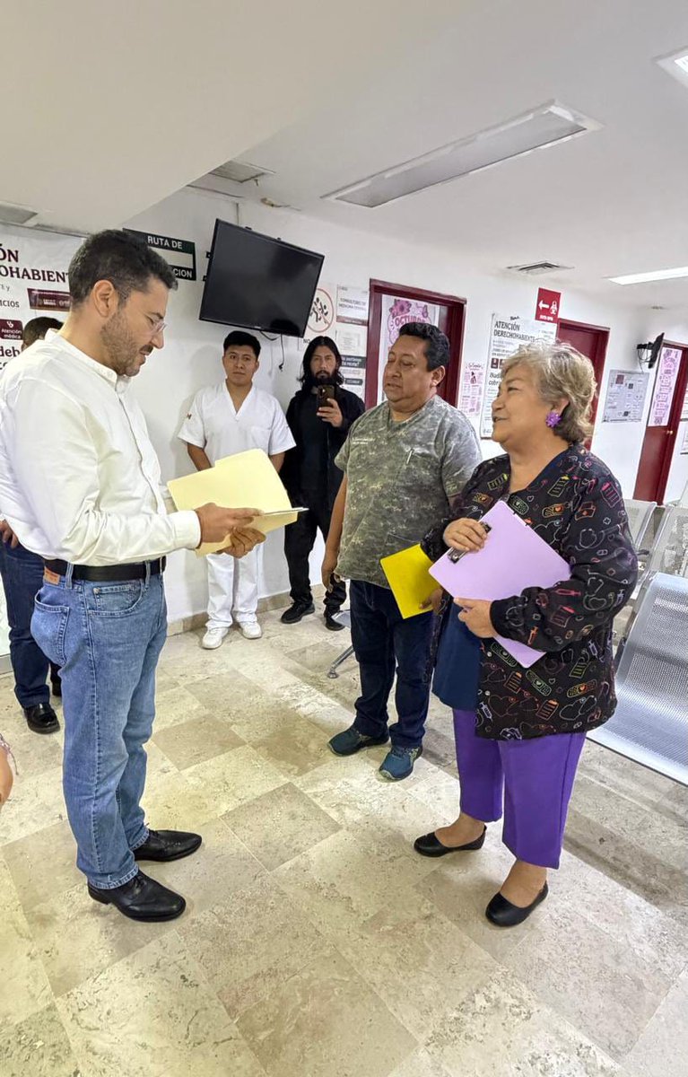 ISSSTE_Veracruz's tweet photo. 🏥 El director general del ISSSTE, Martí Batres Guadarrama, supervisó las CMF de San Andrés Tuxtla y Minatitlán, que en conjunto atienden a 30,563 derechohabientes.

💙 Seguimos fortaleciendo infraestructura y capacidad de atención en Veracruz. https://t.co/u10bKOnAa3
