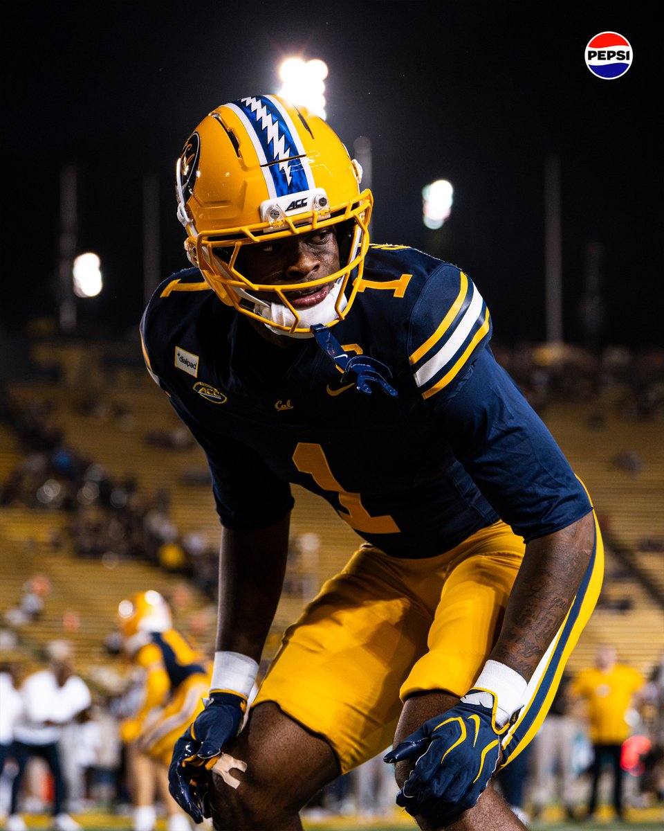 CalFootball's tweet photo. Lights 🔛

#GoBears https://t.co/W1leNjRRRD