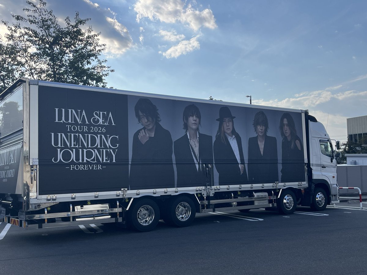 LabToshi's tweet photo. LUNA SEA 
UNENDING JOURNEY FOREVER

本日遂に33公演の終着地。
終わらない旅の次なる旅への出発地だね✨
駆け抜けてくれたLUNA SEAの5人と淳士本当にありがとう✨
素敵な旅を共に歩ませてもらって幸せです✨

まずは本日最終日、行かれる皆様へ魂を送ります🙌
是非ステージへぶん投げて下さい😎🔥 https://t.co/JUHkPLr40A