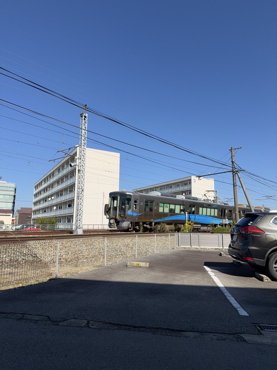 toransutoransu's tweet photo. アルトクラリネット修理完了！
ついでにベークラのバードストラップのアダプターも買いました。
合計38,846円😅(アダプターは385円)
アダプターはAmazonでもポチりましたが、先程キャンセルリクエストしました。キャンセルリクエストは久しぶり。

あと、楽器店へ行く時に踏切で見た電車。 https://t.co/e1fafYahsO