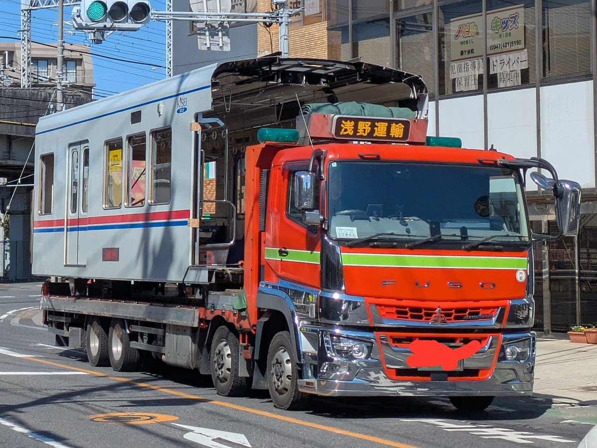 Maku1004_Mu's tweet photo. 2026/10/18
8809Fの6両側頭もちょうど上を通った後輩に別れを告げ廃車陸送 https://t.co/3jJLsxVIOE
