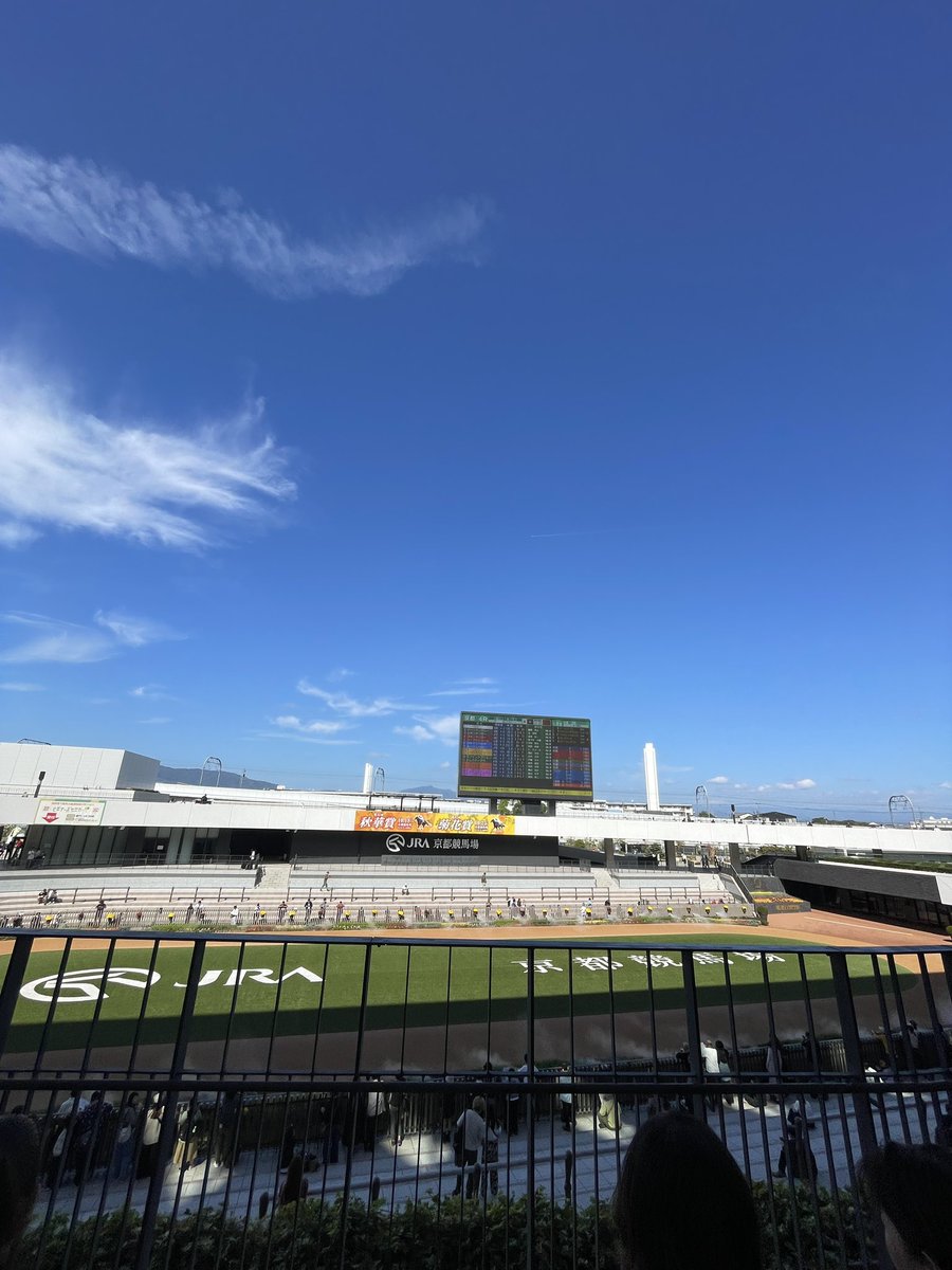 Bashi_K__ryuju's tweet photo. はいそんなわけで気持ち良い秋晴れの空の中、京都競馬場まで足を伸ばした次第です。

CS終わって次の日に速攻で競馬モードに切り替わる…かなぁ…
#秋華賞2026 https://t.co/ezuXou6RWp