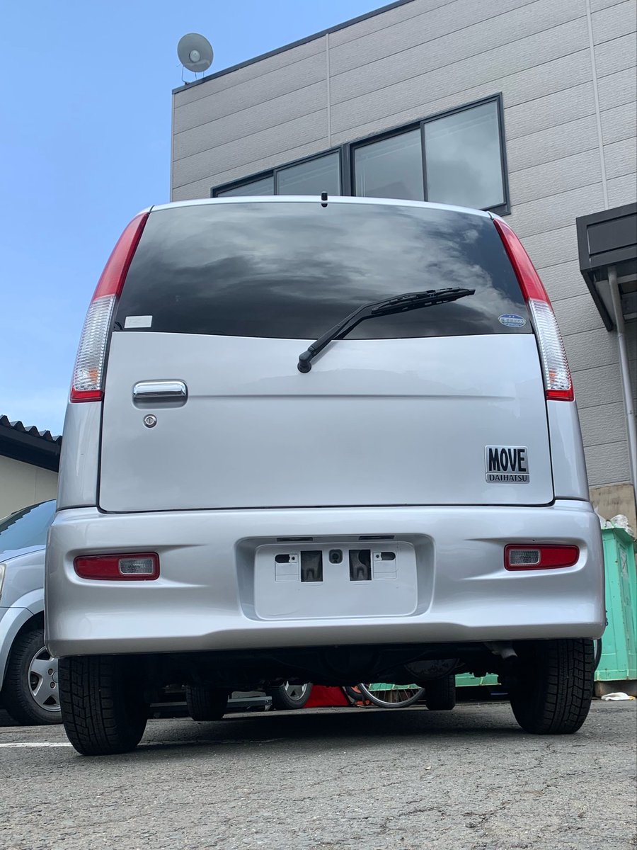 FAKE_TWINCAM's tweet photo. ティーバイティーは本当にダメ
ヤフオクでムーヴ買って山形まで引取りに行ったら左右で車高違くて覗いたらコレ
しかもタチ悪いのが、説明写真にはギリギリ写らないように撮られてた
自賠責と仮ナンさえあれば即車検行けますよ〜とか言われたからその場で腹下潜らせてキャンセルにしてもらいました…😇 https://t.co/tDARHEOB8S