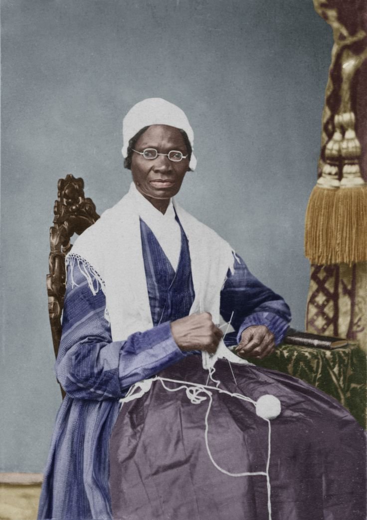 Anajuuliavic_'s tweet photo. Sojourner Truth (1797–1883): Abolicionista e sufragista norte-americana, conhecida pelo famoso discurso "And Ain't I a Woman?" (E não sou uma mulher?), unindo a luta racial e de gênero
Segue o fio
#Feminismo #FeminismoBrasil #DireitosDasMulheres #Machismo #Misoginia https://t.co/x3zIRJ4dPz