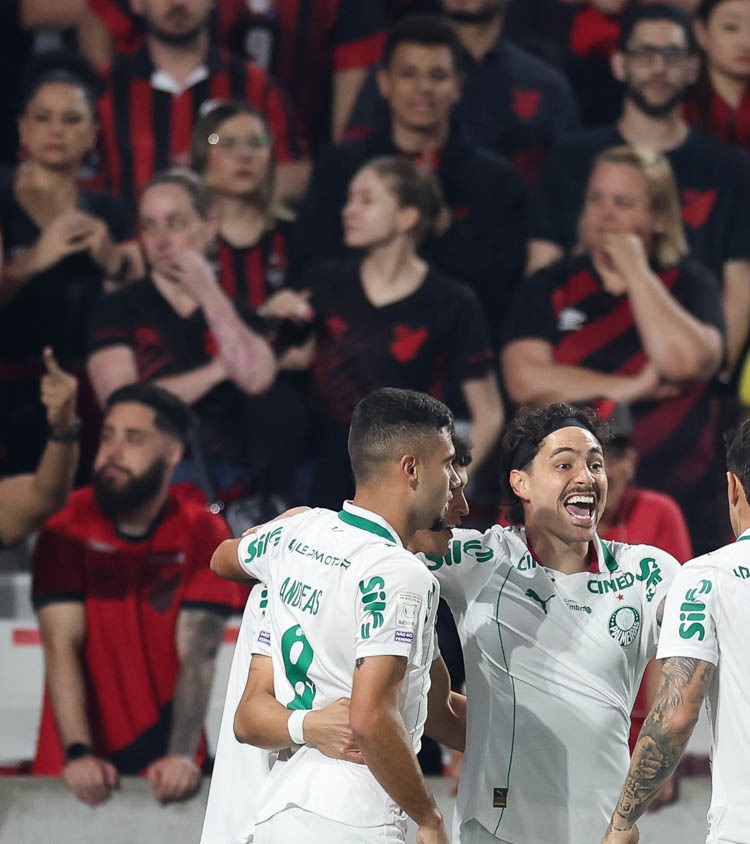Palmeiras's tweet photo. Meu elenco comemorando mais um gol do Mau na temporada! 👊⚽ https://t.co/DKH0v1KycK