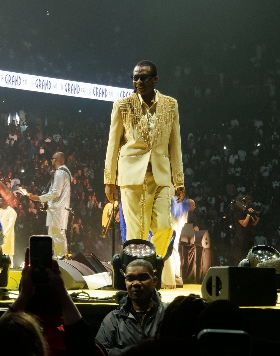 cameroonbasket's tweet photo. Faut que je vs raconte ma soirée avec ce monsieur,il est la star planétaire qu'il pense être. Imaginez Bercy lui coupe le micro en plein show,genre c'est fini,rentrez chez vous..Youssou Ndour..A Bercy qu'il fait depuis 1985 .il connaît la salle mieux tout le monde sur place https://t.co/yPQ6lEtSdz