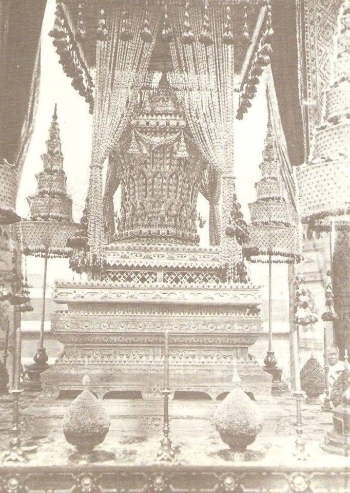 404NOTF65767728's tweet photo. สัจธรรมเชิงช่างใต้เงาอาณานิคม: ระหว่างสยาม–กัมพูชา

ข้อถกเถียงในสื่อสังคมออนไลน์ที่กลุ่มชาตินิยมกัมพูชาพยายามอ้างสิทธิ์เป็นต้นแบบของงานพระราชพิธีพระบรมศพและเครื่องประกอบพระอิสริยยศของไทย ล้วนสะท้อนถึงมายาคติทางประวัติศาสตร์ที่ถูกสร้างขึ้นในยุคอาณานิคมฝรั่งเศส นักประวัติศาสตร์ชั้นนำอย่าง เดวิด แชนด์เลอร์ (David Chandler) ใน A History of Cambodia และ เพนนี เอ็ดเวิดส์ (Penny Edwards) ใน Cambodge: The Cultivation of a Nation, 1860–1945 ชี้ให้เห็นตรงกันว่า สำนักฝรั่งเศสแห่งปลายบุรพทิศ (EFEO) พยายามตัดตอนประวัติศาสตร์เขมรให้หยุดนิ่งอยู่แค่อารยธรรมนครวัด แล้วปฏิเสธอำนาจและสายสัมพันธ์ทางวัฒนธรรมจากสยาม เพื่อสร้างความชอบธรรมให้แก่การเข้าปกครองของฝรั่งเศส ทว่าในความเป็นจริง มิลตัน ออสบอร์น (Milton Osborne) ใน The French Presence in Cochinchina and Cambodia และ อแลง ฟอเรสต์ (Alain Forest) ใน Le Cambodge et la colonisation française ได้เปิดเผยหลักฐานทางจดหมายเหตุว่า นับตั้งแต่สนธิสัญญา ค.ศ. 1884 และการปฏิรูปการคลังช่วงทศวรรษ 1890 รัฐบาลอาณานิคมอินโดจีนได้ยึดอำนาจการจัดเก็บภาษีและควบคุมงบประมาณแผ่นดินของกัมพูชาไว้อย่างเบ็ดเสร็จ ราชสำนักพนมเปญต้องพึ่งพาเงินปีส่วนพระมหากษัตริย์ (Civil List) ที่ข้าหลวงใหญ่ฝรั่งเศสจัดสรรให้แบบจำกัดเพียงปีละประมาณ 360,000 ถึง 400,000 เปียสทร์ (Piastres) เท่านั้น แม้เมื่อคราวพระราชพิธีถวายพระเพลิงพระบรมศพพระบาทนโรดม ค.ศ. 1906 รัฐบาลอาณานิคมจะอนุมัติงบประมาณเฉพาะกิจราว 450,000 เปียสทร์ (ประมาณ 1.2 ล้านฟรังก์) ตามที่ อะแล็ง ราเกซ (A. Raquez) บันทึกไว้ แต่งบประมาณก้อนนี้ส่วนใหญ่ถูกนำไปใช้ในเชิงพิธีการจัดฉากทางการเมืองเพื่อแสดงแสนยานุภาพของฝรั่งเศสต่อสายตาชาวตะวันตก มิได้มุ่งเน้นเพื่อฟื้นฟูงานช่างหลวงหรืออนุรักษ์เครื่องราชูปโภคถาวรวัตถุ ด้วยมองว่าล้วนแฝงอิทธิพลของราชสำนักสยาม เจ้าอาณานิคมจึงพยายามลดทอนจารีตโบราณและผลักดันให้หันไปรับวิถีชีวิตแบบตะวันตกมากกว่า

เมื่อปราศจากงบประมาณทำนุบำรุงและขาดแคลนครูช่างชาวสยามที่เคยวางรากฐานไว้ ความต่างชั้นจึงปรากฏชัดเจนในภาพถ่ายประวัติศาสตร์การตั้งแต่งพระบรมศพ ในสยาม ภาพการประดิษฐานพระบรมศพพระบาทสมเด็จพระจุลจอมเกล้าเจ้าอยู่หัว (รัชกาลที่ 5) ณ พระที่นั่งดุสิตมหาปราสาท ค.ศ. 1910 แสดงถึงอำนาจทางการคลังและความสมบูรณ์สูงสุดของช่างสิบหมู่ องค์พระโกศทองใหญ่ประดิษฐานเหนือ "พระเบญจาทองคำจำหลักลาย 5 ชั้น" ขนาดยักษ์ ทำจากไม้เนื้อแข็งจำหลักลายปิดทองประดับกระจกและอัญมณี แวดล้อมด้วยเครื่องสูงและพุ่มดอกไม้ทองตามคติเขาพระสุเมรุ ในขณะที่ภาพงานพระศพพระบาทนโรดม ค.ศ. 1906 แม้จะพยายามจำลองพระเบญจากลางโถงพระเมรุ ทว่าตัวพระเบญจามีสัดส่วนแคบสอบและซ้อนชั้นสูงชะลูดแบบงานย่อส่วน ลวดลายและวัสดุเป็นเพียงงานชั่วคราวตามงบประมาณที่จำกัดจำเขี่ย สะท้อนฐานะของราชสำนักที่อยู่ใต้การกำกับของเจ้าอาณานิคม ซึ่งไม่ต้องการสนับสนุนหรือสืบทอดงานประณีตศิลป์ตามจารีตดั้งเดิมที่รับมาจากราชสำนักสยาม

เมื่อปราศจากงบประมาณทำนุบำรุงและขาดแคลนครูช่างชาวสยามที่เคยวางรากฐานไว้ ความต่างชั้นจึงปรากฏชัดเจนในภาพถ่ายประวัติศาสตร์การตั้งแต่งพระบรมศพ ในสยาม ภาพการประดิษฐานพระบรมศพพระบาทสมเด็จพระจุลจอมเกล้าเจ้าอยู่หัว (รัชกาลที่ 5) ณ พระที่นั่งดุสิตมหาปราสาท ค.ศ. 1910 แสดงถึงอำนาจทางการคลังและความสมบูรณ์สูงสุดของช่างสิบหมู่ องค์พระโกศทองใหญ่ประดิษฐานเหนือ "พระเบญจาทองคำจำหลักลาย 5 ชั้น" ขนาดยักษ์ ทำจากไม้เนื้อแข็งจำหลักปิดทองประดับกระจกและอัญมณี แวดล้อมด้วยเครื่องสูงและพุ่มดอกไม้ทองตามคติเขาพระสุเมรุอย่างอลังการ ในขณะที่ภาพงานพระศพพระบาทนโรดม ค.ศ. 1906 แม้จะพยายามจำลองพระเบญจา ทว่าตัวพระเบญจามีสัดส่วนแคบสอบและซ้อนชั้นสูงชะลูดแบบงานย่อส่วน ลวดลายและวัสดุเป็นเพียงงานชั่วคราวตามงบประมาณที่จำกัดจำเขี่ย สะท้อนฐานะของราชสำนักที่อยู่ใต้การกำกับของเจ้าอาณานิคม ซึ่งไม่ต้องการสนับสนุนหรือสืบทอดงานประณีตศิลป์ตามจารีตดั้งเดิม

ความแตกต่างในงานช่างไม้โบราณที่เด่นชัดที่สุดปรากฏในส่วนของ "พระโกศจันทน์" สำหรับถวายพระเพลิงจริง ในสยาม ภาพพระโกศจันทน์งานพระบรมศพพระบาทสมเด็จพระมงกุฎเกล้าเจ้าอยู่หัว (รัชกาลที่ 6) ค.ศ. 1926 ยืนยันถึงแบบแผนช่างหลวงที่มีการส่งต่อองค์ความรู้อย่างต่อเนื่อง เป็นโครงสร้างพระลองไม้จันทน์แท้ฉลุซ้อนลายไทยประเพณีอย่างวิจิตรบรรจง แต่เมื่อนำมาเทียบเคียงกับภาพพระโกศไม้จันทน์ในงานพระบรมศพพระบาทสมเด็จพระนโรดม สุรามฤต ค.ศ. 1960 ณ กรุงพนมเปญ กลับพบเพียงการนำแผ่นไม้จันทน์และไม้หอมชนิดอื่นแผ่นบางๆ มาติดประสานเป็นลายขัดตาสับปะรด (Woven Wood Veneer) การเปรียบเทียบนี้ชี้ชัดว่า เมื่อสิ้นครูช่างสยามในราชสำนักหลังตกเป็นอาณานิคม และไร้ทุนทรัพย์สนับสนุนจากฝรั่งเศส ราชสำนักกัมพูชาก็ไม่อาจรักษามาตรฐานช่างหลวงชั้นสูงไว้ได้จนกลายสภาพเป็นงานหัตถกรรมพื้นบ้านเฉพาะกิจ การที่กลุ่มชาตินิยมกัมพูชาในปัจจุบันพยายามอ้างอดีตความรุ่งเรืองของอาณาจักรพระนครที่ล่มสลายไปหลายร้อยปี ทั้งที่ขาดความเชื่อมโยงกับราชสำนักพนมเปญในคริสต์ศตวรรษที่ 19 แล้วกลับทิศทางประวัติศาสตร์กล่าวหาว่าไทยเป็นผู้คัดลอก จึงกลายเป็นเรื่องตลก

เอกสารอ้างอิง (References)
▪️Chandler, D. (2008). A History of Cambodia (4th ed.). Westview Press.

▪️Edwards, P. (2007). Cambodge: The Cultivation of a Nation, 1860–1945. University of Hawai'i Press.

▪️Forest, A. (1980). Le Cambodge et la colonisation française: Histoire d'une colonisation sans heurts (1897-1920). L'Harmattan.

▪️Osborne, M. (1997). The French Presence in Cochinchina and Cambodia: Rule and Response (1859-1905). White Lotus Press.

▪️Raquez, A. (1906). "Les Fêtes des Crémations Royales à Phnom-Penh." La Revue Indo-Chinoise / La Sambre.

▪️Wales, H. G. Q. (1931). Siamese State Ceremonies: Their History and Function. Bernard Quaritch, Ltd.

▪️กรมศิลปากร. (2017). พระมหาพิชัยราชรถและราชรถในพระราชพิธีถวายพระเพลิงพระบรมศพ. สำนักหอจดหมายเหตุแห่งชาติ.