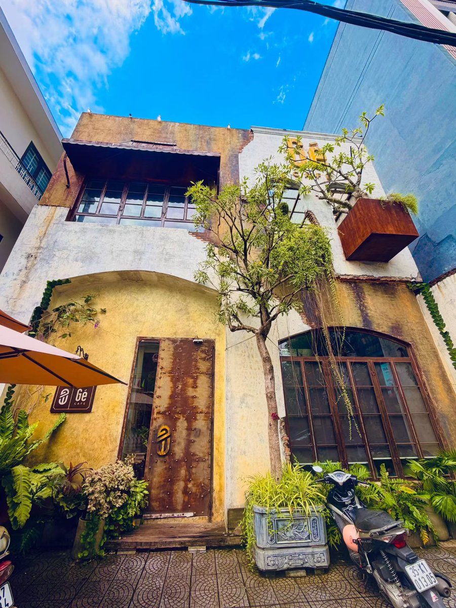 Lionszhao's tweet photo. Sáng chủ nhật, trời đẹp mà không đi cà phê thì hơi có lỗi với thời tiết anh em ạ :))

Loy ghé quán quen, ngồi dưới tán cây, gọi ly trà với cà phê, tám chuyện cùng bạn bè.

 Không cần lịch trình gì to tát, cứ ngồi chill vậy mà thấy cuối tuần đáng giá. https://t.co/lUwL9xS63m