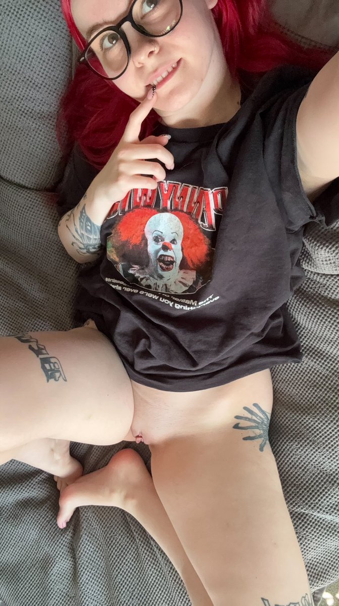 emprestrikesass's tweet photo. sunday’s are best spent with no pants https://t.co/3KYRnEQ0n0