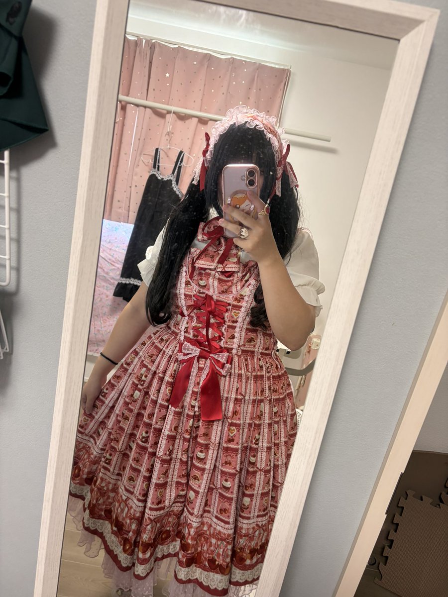 umiuta2525's tweet photo. ひっさしぶりに
赤い甘ロリを着たよ
甘いのにはツインが良いよね

指輪はaxesさんところの指輪
確かバレンタインの時に買った気がする

ちょっとレトロみなケーキ絵柄が
本当に可愛いんじゃ…

わかる人は僕と握手🤝 https://t.co/Vb2fm3Dioc