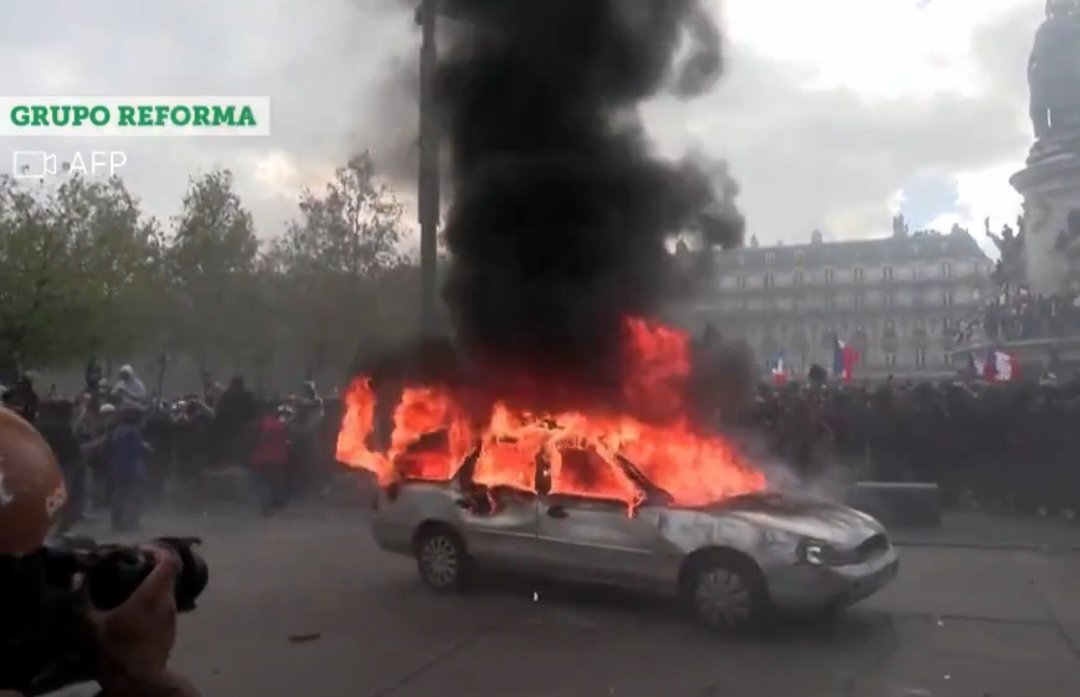 JorgeArmandoR_'s tweet photo. Miles de inconformes por los malos servicios públicos toman las calles de París, Francia... listos para que Latinus diga que es la CDMX. "El malestar con la 4T". https://t.co/1fUnckiacA