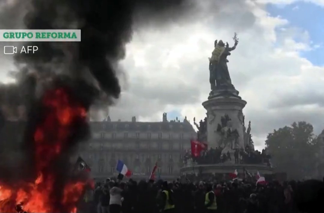 JorgeArmandoR_'s tweet photo. Miles de inconformes por los malos servicios públicos toman las calles de París, Francia... listos para que Latinus diga que es la CDMX. "El malestar con la 4T". https://t.co/1fUnckiacA
