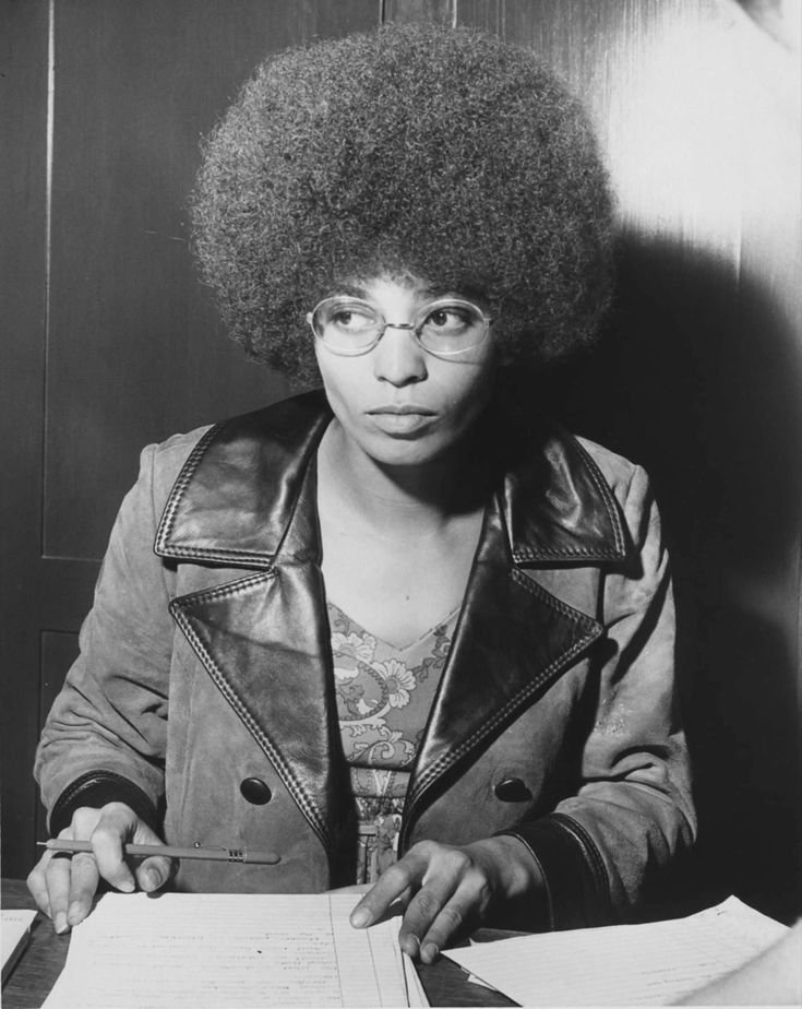 Anajuuliavic_'s tweet photo. Angela Davis (1944–presente): Filósofa e ativista norte-americana, autora de "Mulheres, Raça e Classe", com grande influência na luta antirracista e feminista.
Segue o fio
#Feminismo #FeminismoBrasil #DireitosDasMulheres #Machismo #Misoginia #mulheresnegras https://t.co/HUwsItBBUx