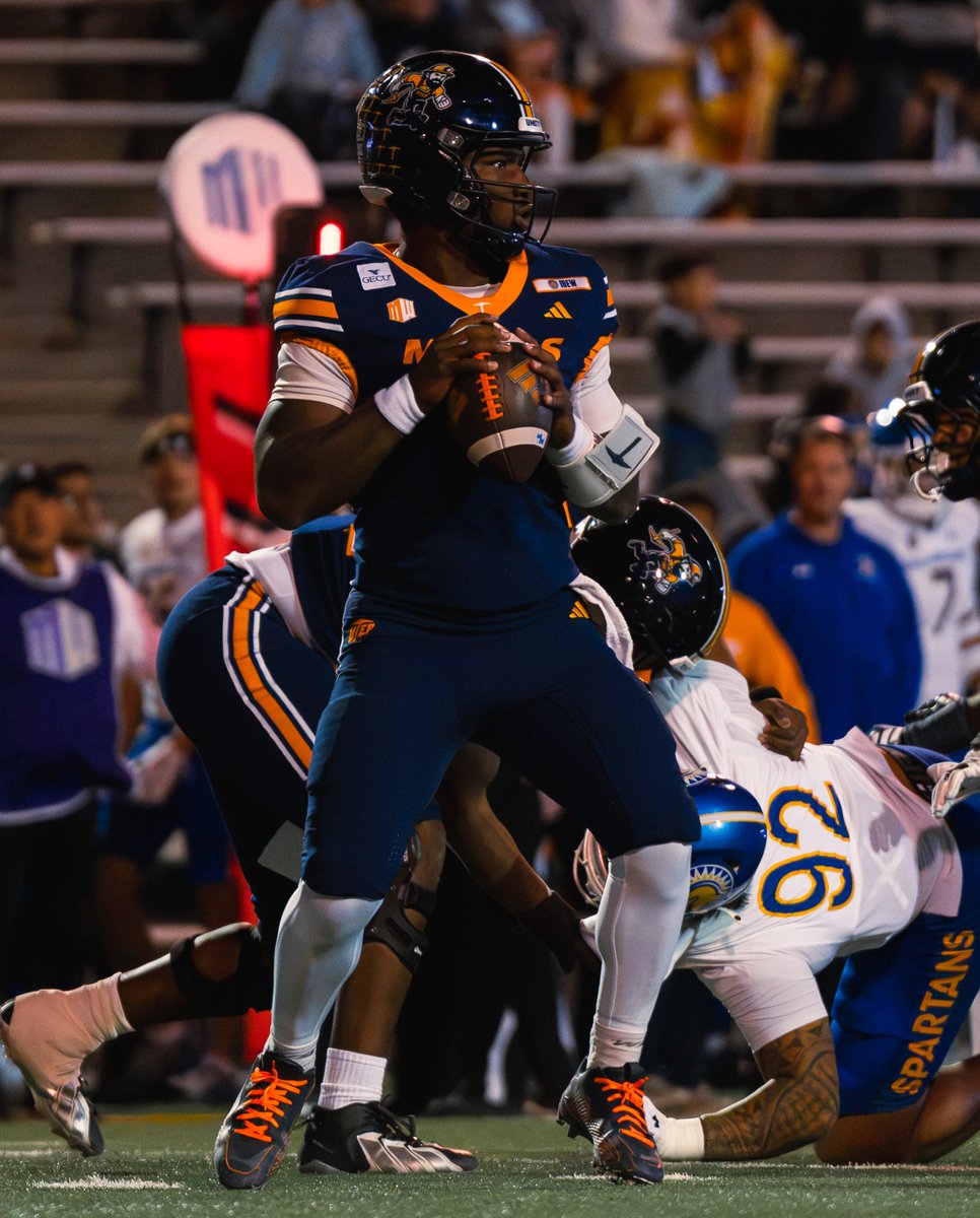UTEPFB's tweet photo. That's halftime at the Sun Bowl!

#PicksUp | #WinTheWest https://t.co/XvNWBYjuEb