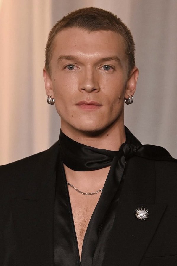 cloudhollanov's tweet photo. the double earrings?? with the chain and the scarf?? and the chest hair poking out???? https://t.co/5ZqgSbUtjb