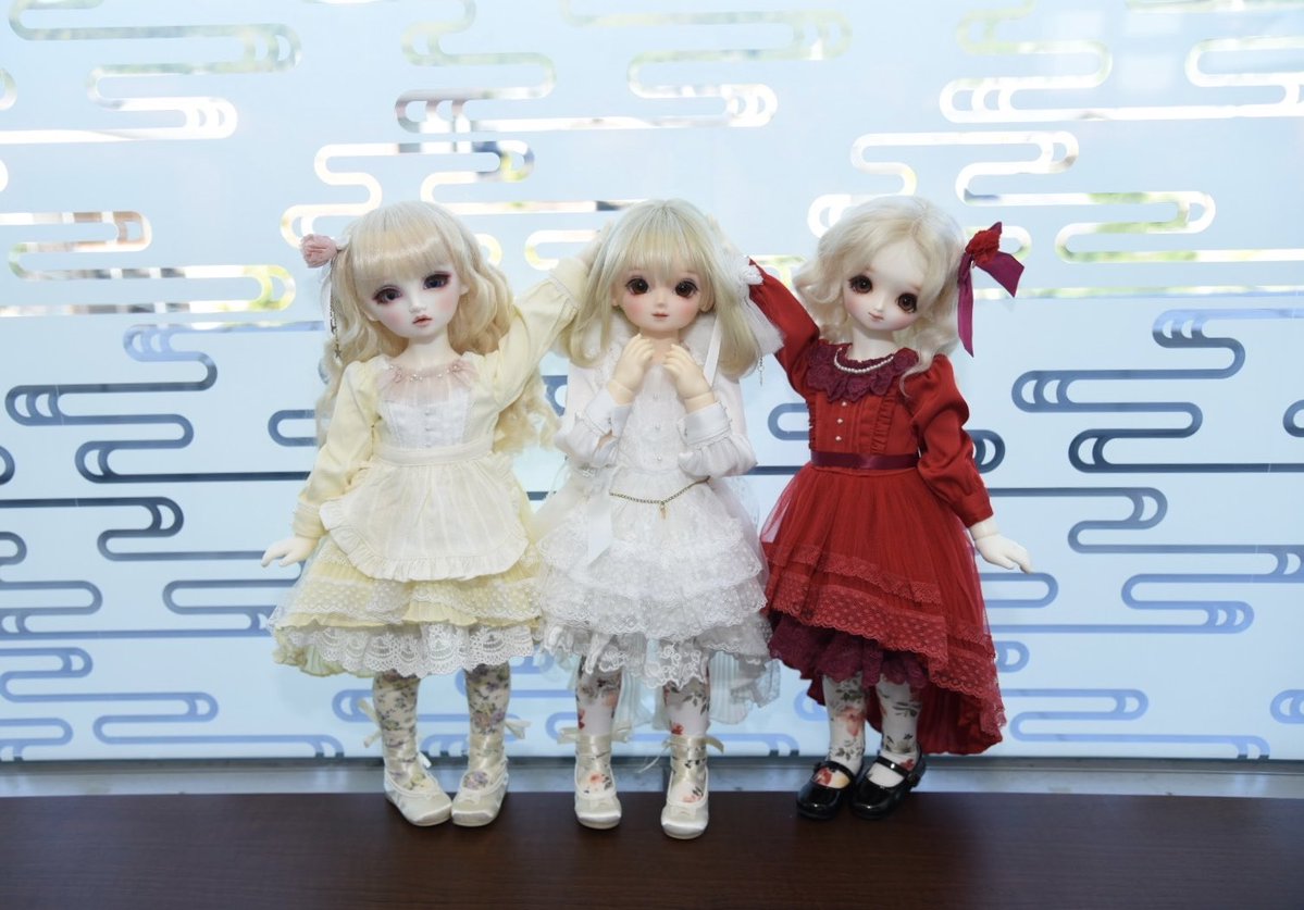 dolly_riz's tweet photo. 昨日はデフォルト服のマイディアガーデンドレスセット着てもらってわいわいしてました🥰
色で印象変わるしどの色も可愛い💕
新入りのゆきちゃんと皆んな仲良くなってね😊
#天使の里 
#DearSD https://t.co/nSIhIzEhDQ