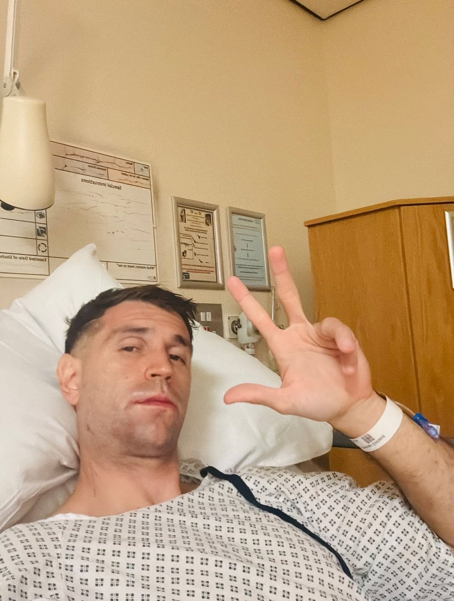 CPDCBA's tweet photo. El Dibu Martínez fué operado con éxito tras un fuerte golpe 

El arquero Argentino @emartinez salió en camilla durante la victoria 2-0 del Chelsea sobre el Everton, luego de sufrir un fuerte choque con Branthwaite cuando intentaba cortar un centro.

https://t.co/9a7NxyBmf3… https://t.co/ZbtYtE5iIb