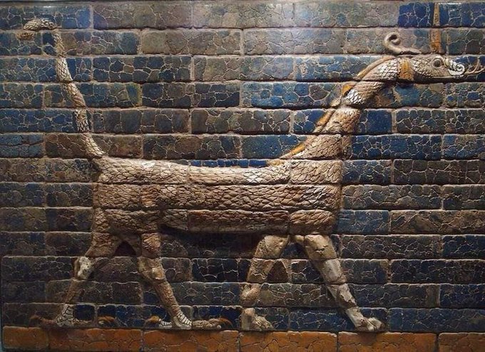 GilgameshIQ's tweet photo. التنين  في بلاد الرافدين و الصين 

في الصين 

 بان كو خالق كل شيء هو تنين بجسد افعى وترمز التنانين في الصين الى السلطة و القوة

في بابل 

يعد السيروش أو موشخوشو هو رمز الاله مردوخ وهو تنين برأس افعى ويرمز التنين في بابل الى الالوهيه

“The dragon in Mesopotamia and China:
In China, Pangu — the creator of everything — is a dragon with the body of a serpent, and dragons in China symbolize authority and power.
In Babylon, the sirrush is the symbol of the god Marduk; it is a dragon with the head of a serpent, and the dragon in Babylon symbolizes divinity.”