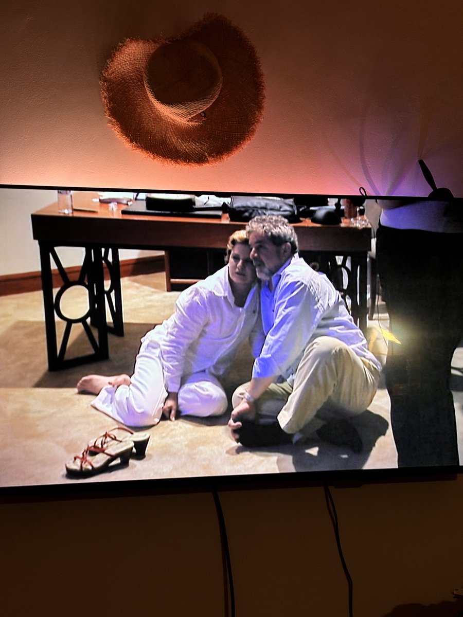 keuriguerra's tweet photo. lula e marisa assistindo o fantástico no dia que ele venceu a eleição em 2002 https://t.co/mHWVkmI0sa