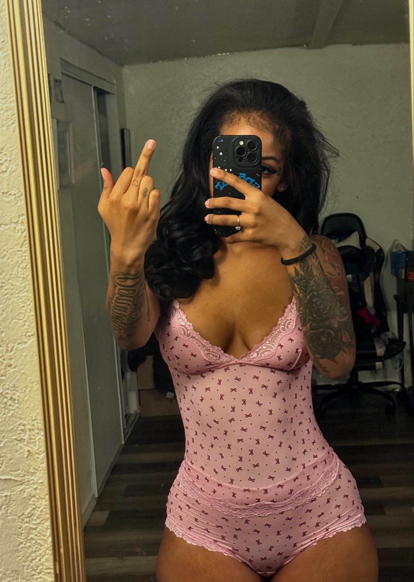 Niiyyyyyyaaa's tweet photo. I’m such a pajama girly 😍😍😍 I loveee pajamas and house shoes https://t.co/UWAg2O8tXE
