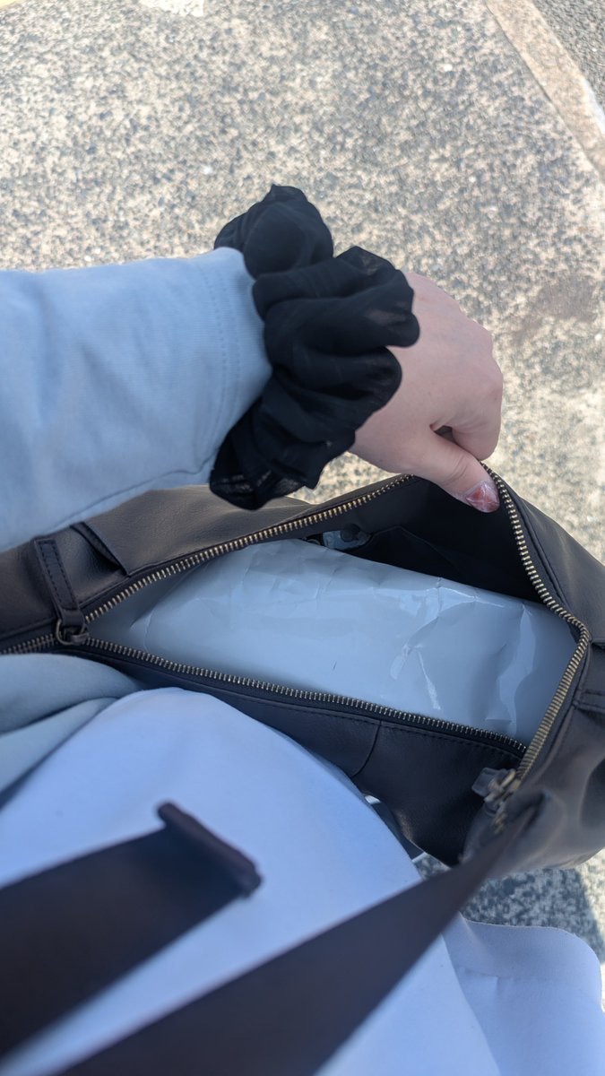 namamugi1017's tweet photo. 今から実家帰るんやけど、
宅配ボックスにUNiFYのグッズ届いてて、絶対帰るのには要らんのに早く開けたすぎて持って帰ってる。
あ、ちなみにバスと電車です() https://t.co/DtnztgESN2
