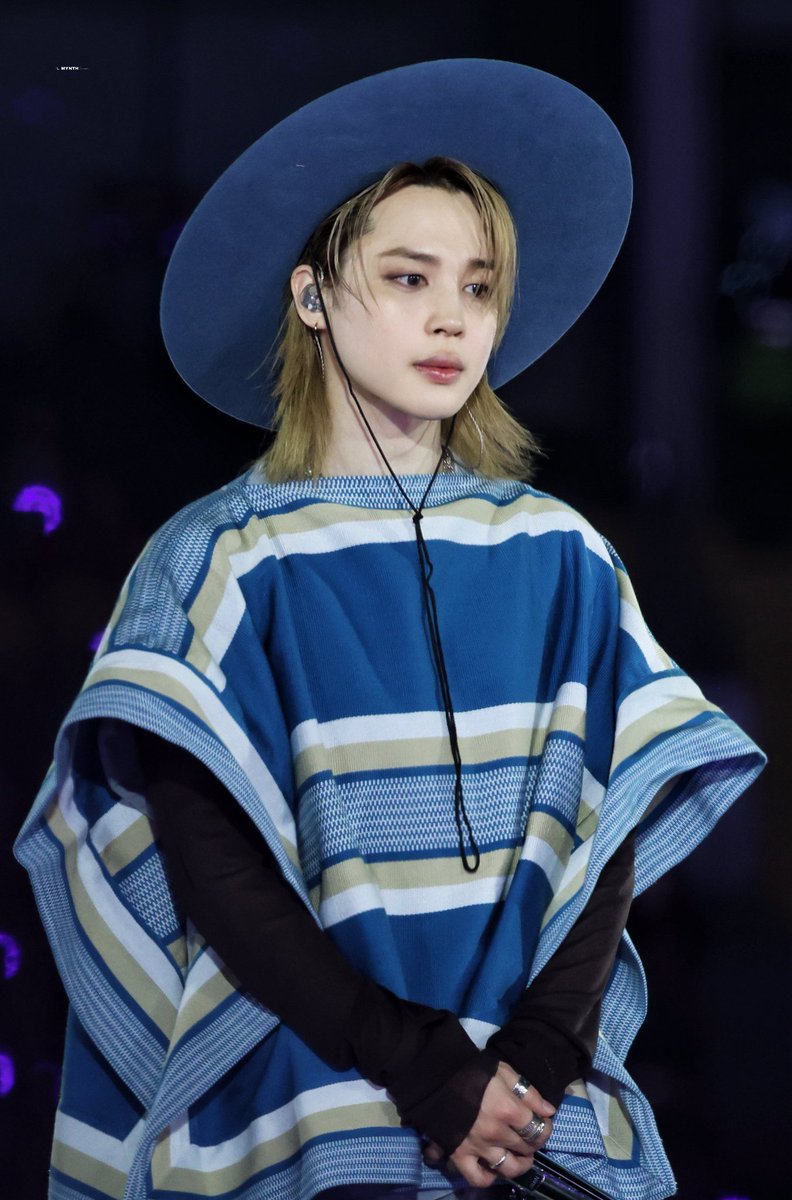 isjiminblonde's tweet photo. "when I was young, my mother dressed me up and told me that sky blue looks good on me" https://t.co/5lL6IxgfHD