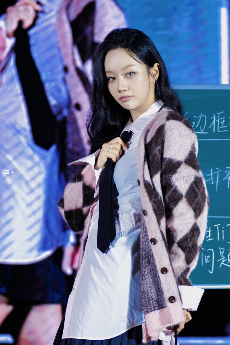 HYERI_POPO's tweet photo. 这样的老师你喜欢吗？
𝟐𝟔𝟏𝟎𝟏𝟕 𝐎𝐧𝐥𝐲 𝐎𝐧𝐞 𝐢𝐧 𝐐𝐢𝐧𝐠𝐝𝐚𝐨
@hyeriherihey 
#HYERI #혜리 #팬미팅 https://t.co/20wQIDZYd2