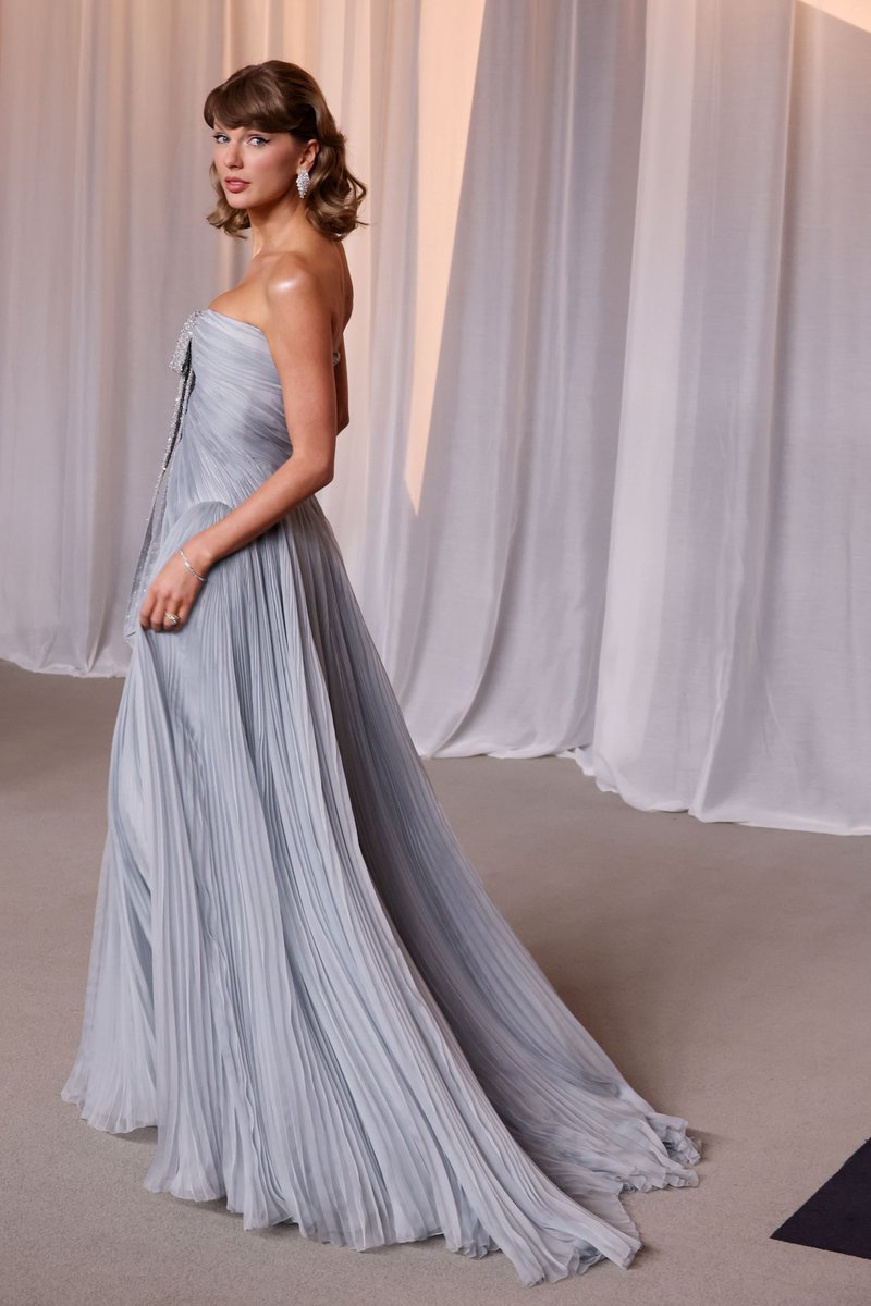 updateswiftbr's tweet photo. Taylor Swift está usando um vestido Dior sob medida, desenhado por Jonathan Anderson, para o Academy Museum Gala.

Aprovado? https://t.co/bbmfU8lP8s