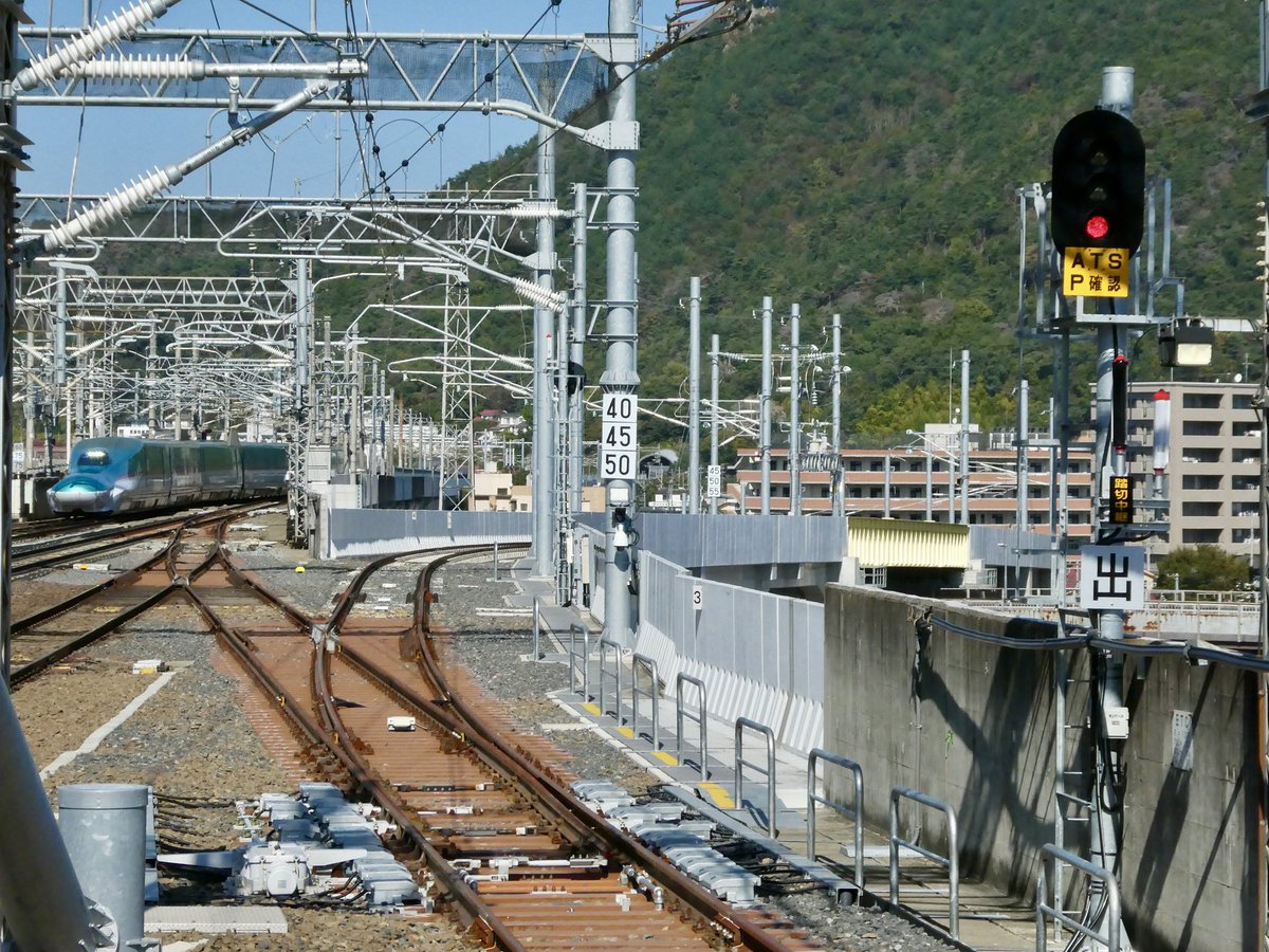 mrri_since2002's tweet photo. 7月の現車試験の翌日には滅灯していた福島駅11番線の出発信号機。
本日、日中帯における出発信号および場内信号の点灯を確認いたしました。
これが定位であれば近いうちに日中帯でも上りアプローチ線を走行する姿が見られるかもしれませんね。 https://t.co/3qrsukW3k6