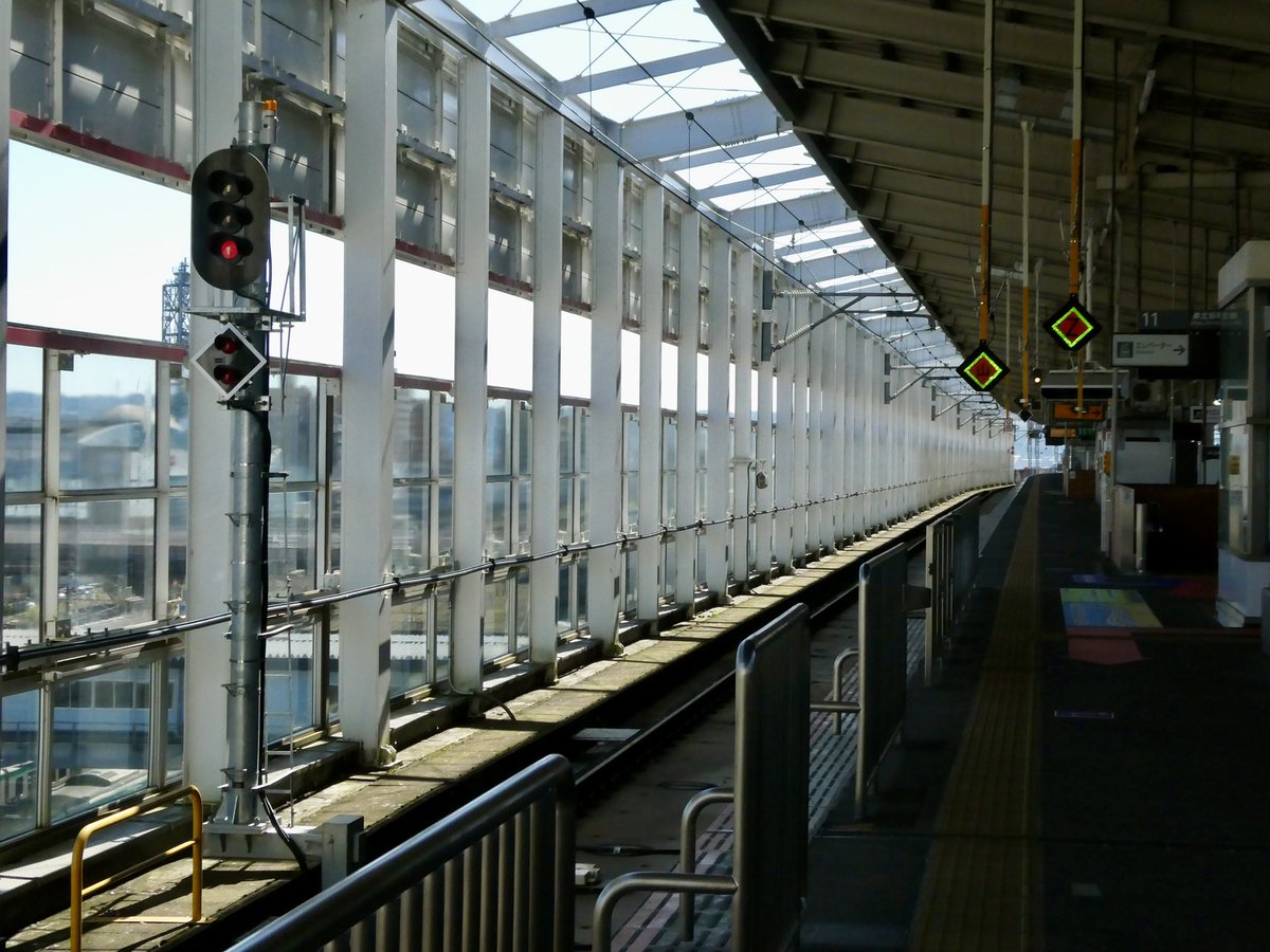 mrri_since2002's tweet photo. 7月の現車試験の翌日には滅灯していた福島駅11番線の出発信号機。
本日、日中帯における出発信号および場内信号の点灯を確認いたしました。
これが定位であれば近いうちに日中帯でも上りアプローチ線を走行する姿が見られるかもしれませんね。 https://t.co/3qrsukW3k6