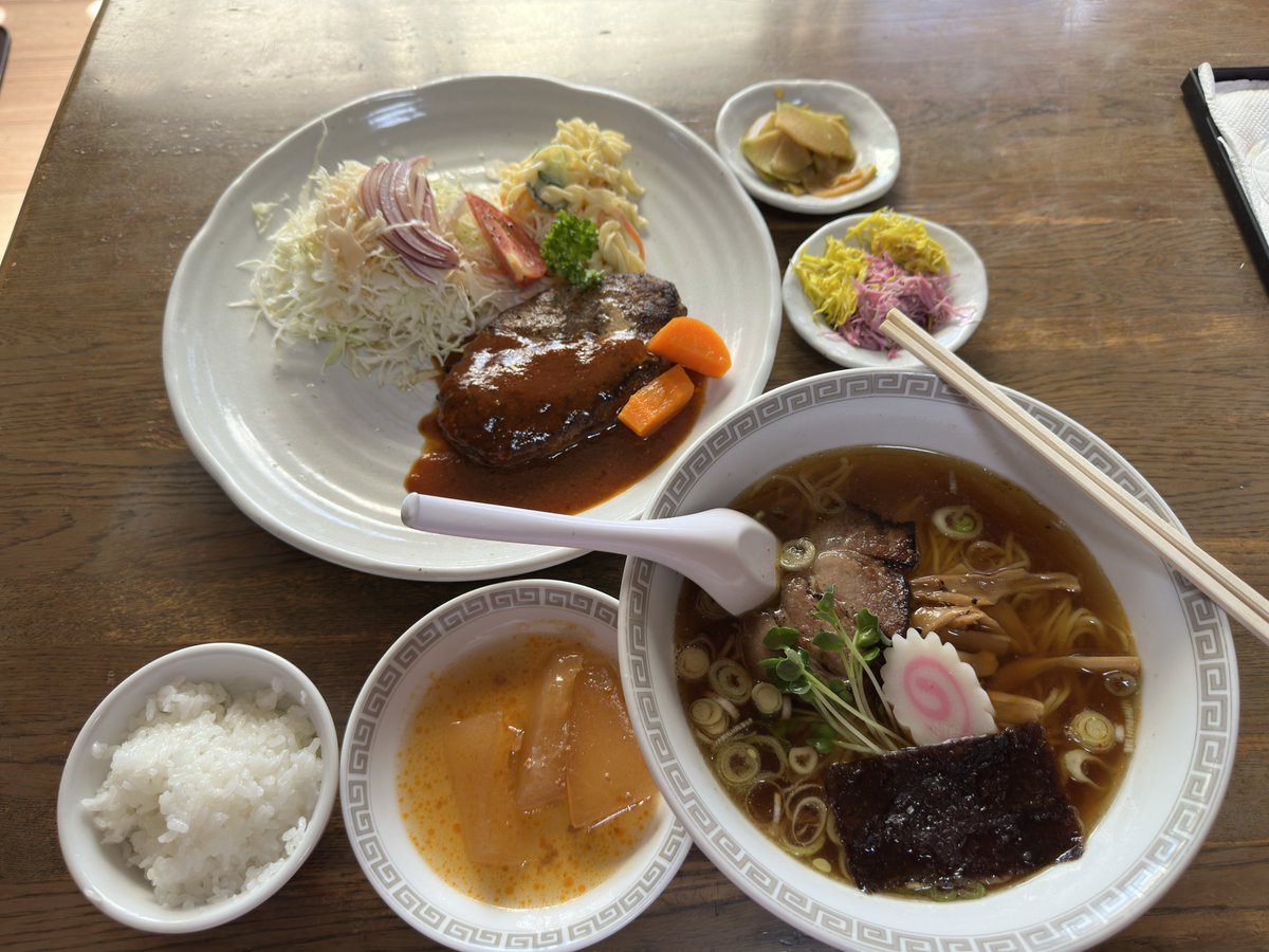 koro_mcz's tweet photo. わんぱくランチ🍜🥩☺️

長生村にある『聖徳』さんで
『聖徳のラーメン ハンバーグ定食¥1,430』 https://t.co/HLNw3NieOy