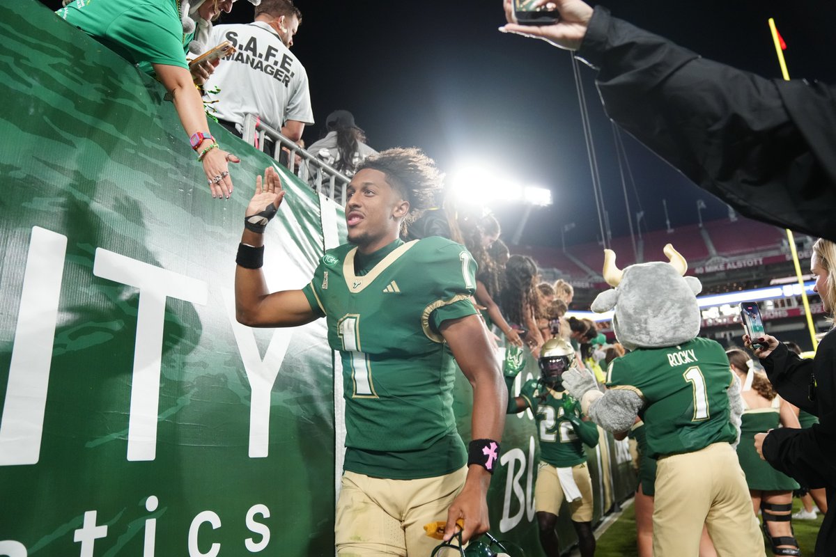 USFFootball's tweet photo. Horns 🆙 https://t.co/VX8vMx6T4i