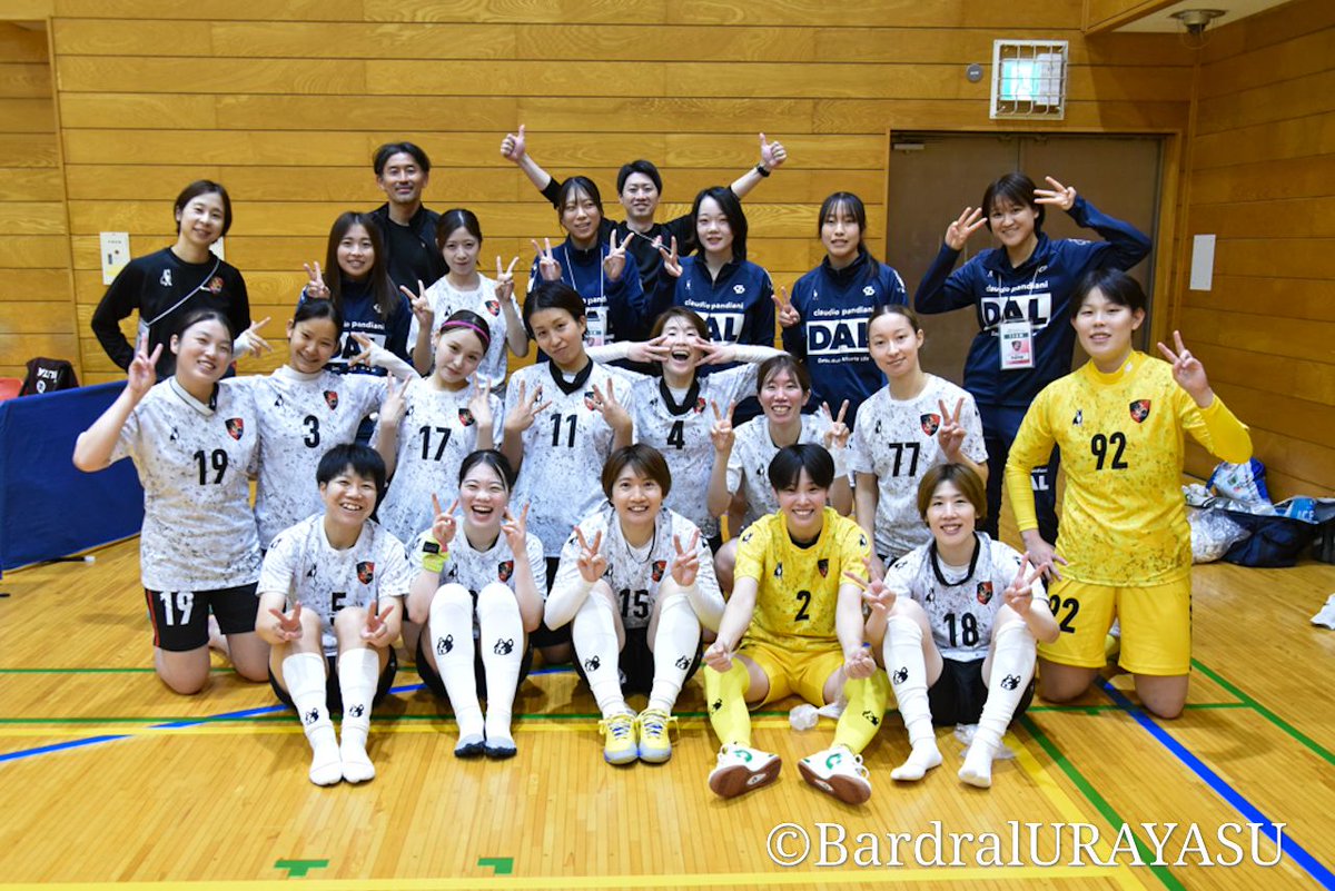 bardral_urayasu's tweet photo. 🔴ラス・チュラス 試合後コメント⚫️

第17回関東女子フットサルリーグ2026 第11節 Ambition戦後の、碓井孝一郎ラス・チュラス監督、FP17 木村かの選手のコメントを掲載しました。ぜひご覧ください！

🔗 https://t.co/nSTVVVtv1E

#bardral
#LasChulas https://t.co/gtkd9UNxa5