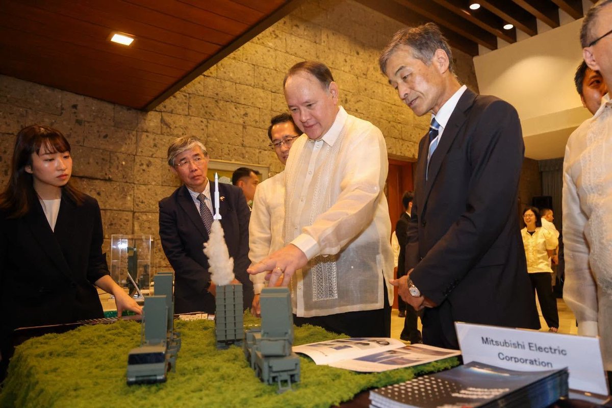 angeloinchina's tweet photo. Japan > Philippines

Mitsubishi Electric and Toshiba showing Manila the Type 03 medium-range SAM, the Type 11 and Type 91 air defence systems.
At the JSDF 72nd anniversary event.
Plus a Japanese satellite constellation watching Scarborough Shoal.

Japan occupied the Philippines from 1942 to 1945.
Now Tokyo is back. Selling missiles.

Same US script > arm the frontline, sell the hardware, let the Filipinos carry the risk.

Philippines is being set up as the next Ukraine.
Mark my words.