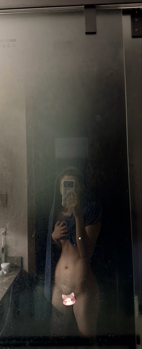 Nian1150123's tweet photo. 早上醒来看黄推，夹腿高潮了（好想尿）……好没用的下贱女 https://t.co/zdjL3nuHKO