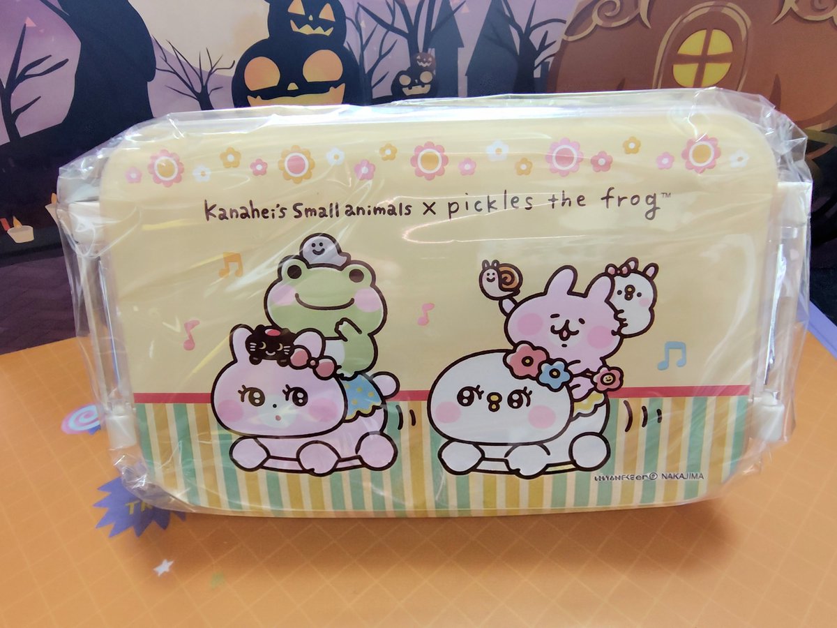 kazutomo0121's tweet photo. な、なんと⁉️⁉️

おべんと箱2段組みやーん！！
い、1段じゃなかったー😂😂😂
1段では…つ、使えないかな🥺💦
でも1段じゃ薄っぺらいかな💦

(土台にPloom使ったのでAIで消しました…🥺)

#カナヘイの小動物
#かえるのピクルス 
#保冷バッグ付きランチボックス 
#アミューズメント景品 https://t.co/l7Z05EHTQz