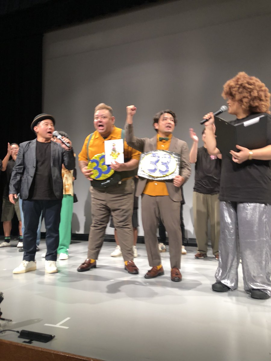takesee2351's tweet photo. 演芸集団FEC旗揚げ33周年記念公演

今年はネタバトルトーナメントのみの
シンプルな周年祭でしたが、その分
芸人さんたちのネタにかける気持ちが
強く伝わってきました。

ネタを始めた途端に感極まって涙ぐむ、
負けて本気で悔しがるなど、いいシーン
がたくさん観られてよかったです🙂

#FEC33 https://t.co/8pw55NRpK3