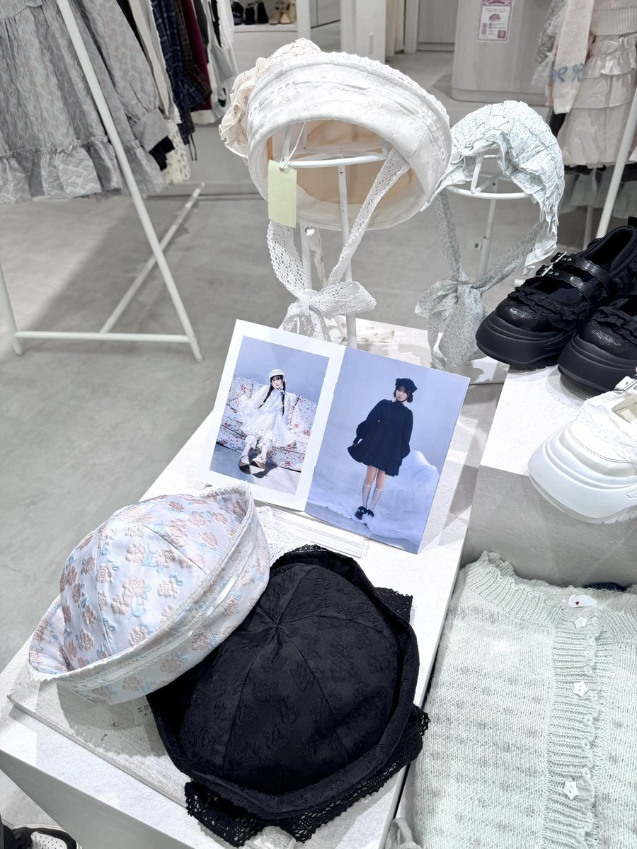 SHIBUYA109NET's tweet photo. merryjennyに長浜広奈さん(@hina_nagahama )がデザインに携わったコラボアイテムが登場中🫧໒꒱ ˖ ࣪⊹

おひなさまとmerryjennyの世界観が相性抜群でかわいすぎる🫖🤍⋆˙⟡ https://t.co/61PJ2hojmT