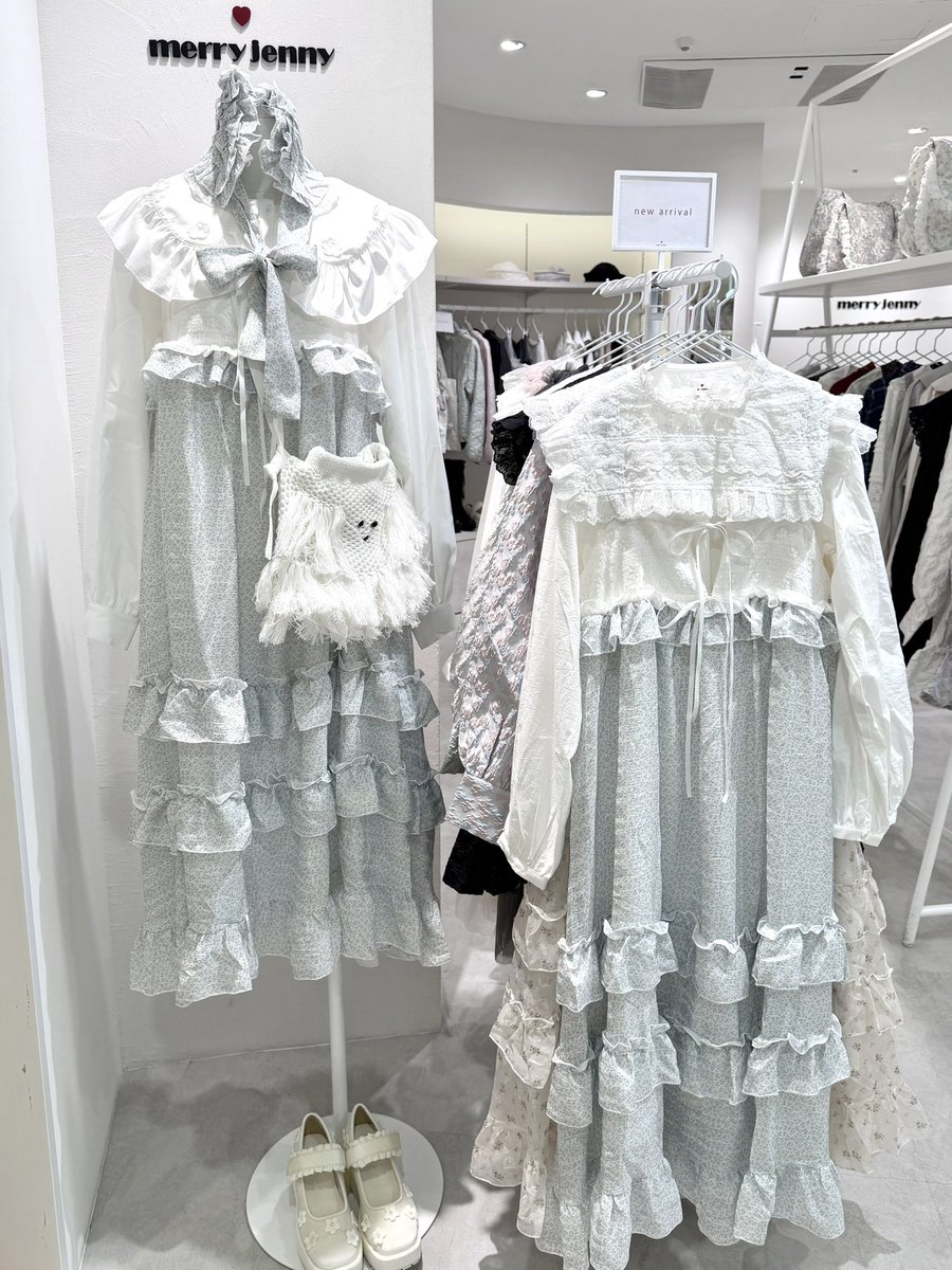 SHIBUYA109NET's tweet photo. merryjennyに長浜広奈さん(@hina_nagahama )がデザインに携わったコラボアイテムが登場中🫧໒꒱ ˖ ࣪⊹

おひなさまとmerryjennyの世界観が相性抜群でかわいすぎる🫖🤍⋆˙⟡ https://t.co/61PJ2hojmT