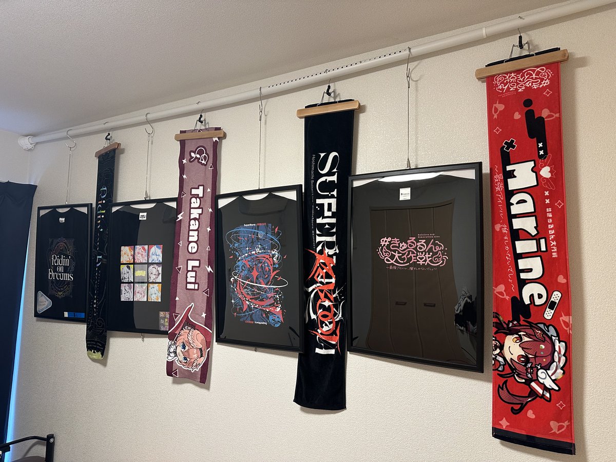 luitomo0615's tweet photo. ライブの参加記録
もっと安定した飾り方模索中 https://t.co/cBp1MzBVoL