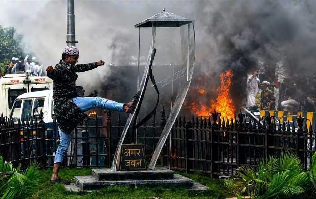 RiseBharata's tweet photo. Azad Maidan riots in Mumbai on August 11, 2012. https://t.co/yIVv6tjWz6