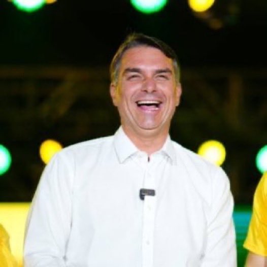 NewsLiberdade's tweet photo. 🚨URGENTE - Pesquisa VOX para presidente no segundo turno

🔴 Lula (PT): 51,0% (+0,1%) 
🔵 Flávio Bolsonaro (PL): 49,0% (-0,1%)

Margem de erro: 2,15% https://t.co/vjZv4eQIm3