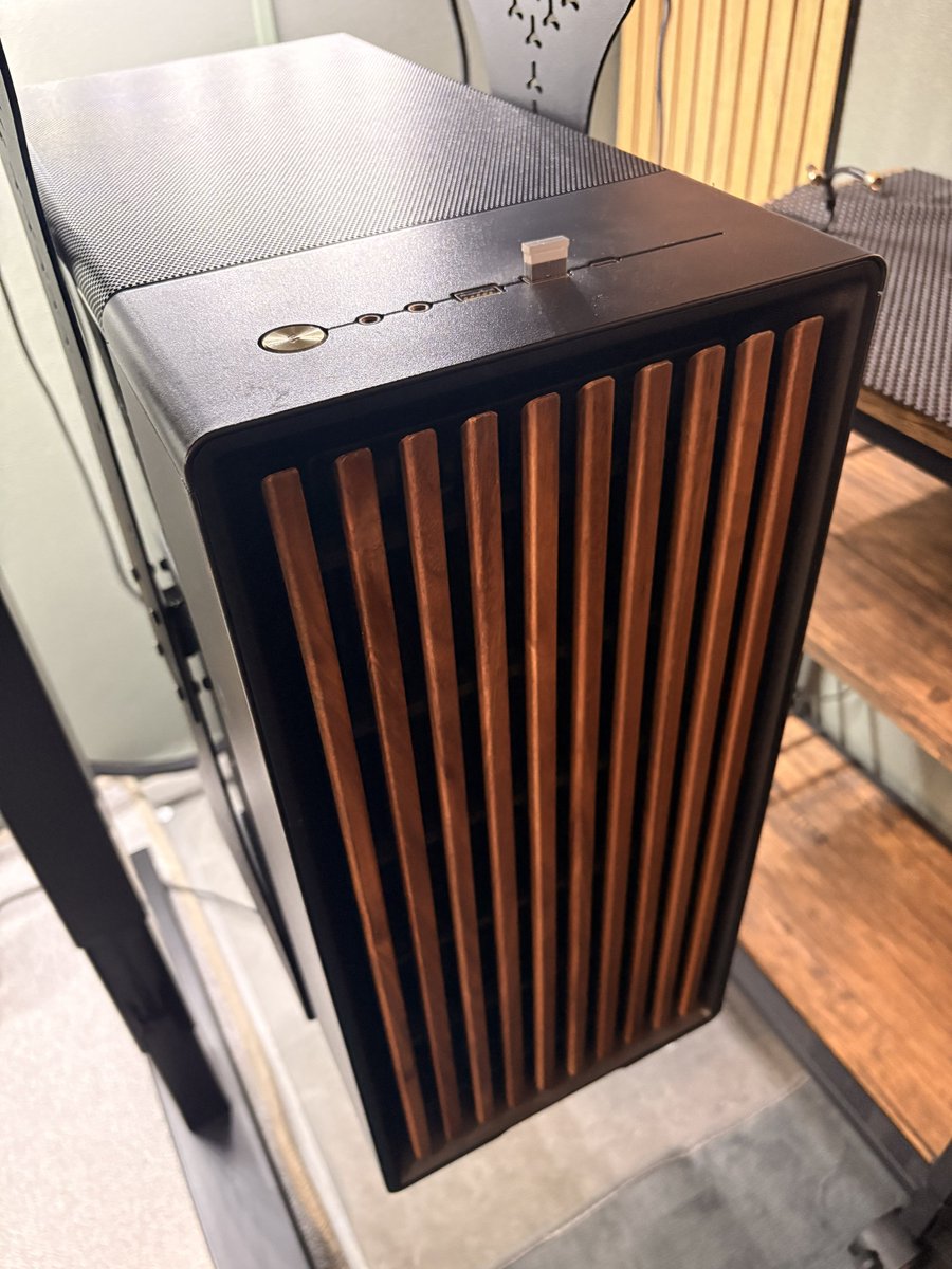 DeskGadgets909's tweet photo. PCも吊り下げ成功！…と言いたいところだけど幅タイトにし過ぎて載せる際にケースをネジで傷付けてしまった。
せめて養生すれば良かったよね
でもまぁ触っても全然揺れないのでヨシ…？ https://t.co/TvTiVIIvmI