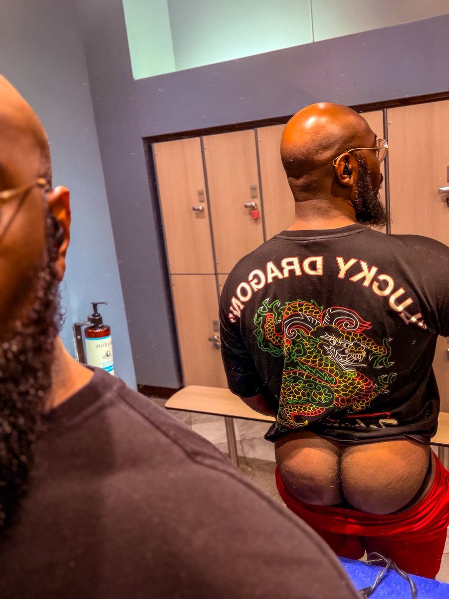 Phantom_Chakras's tweet photo. Outside the Lockeroom….And In…#LockerRoomViews https://t.co/VIgcrf5cgw