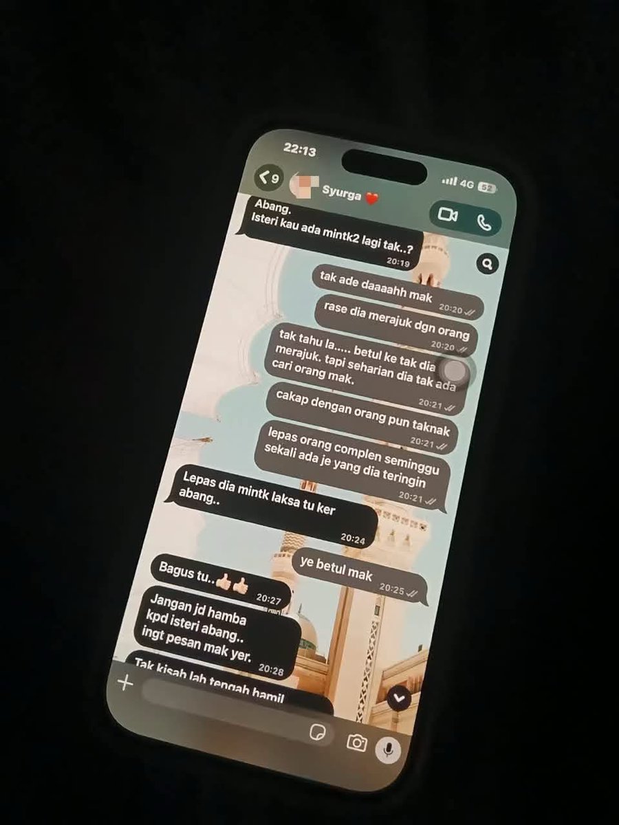 kamaghul's tweet photo. Kalau jenis anak mak macamni better takyah kahwin lah. Buat naya kat isteri je. Kau kalau bab macamni laju je taknak bagi 😅 https://t.co/corde7Coqa
